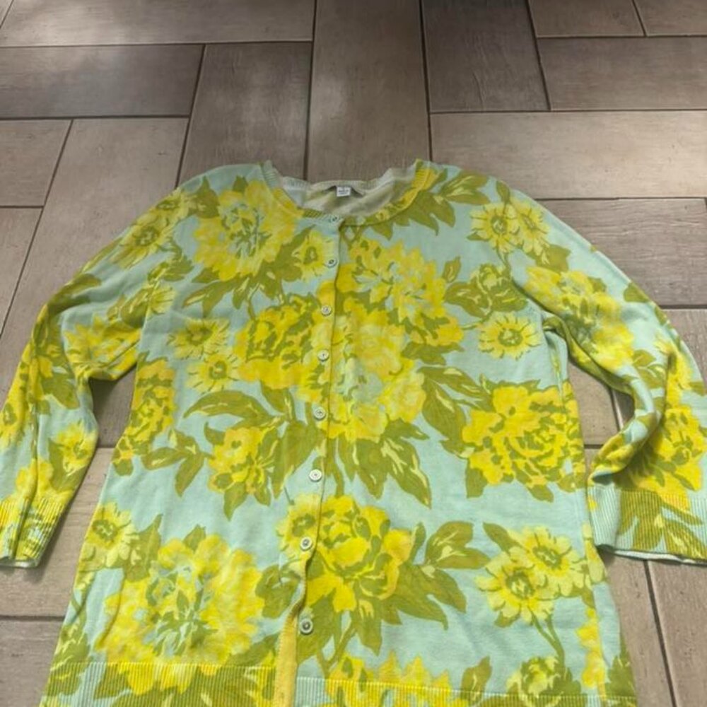 Adorable button up Issac Mizrah Live Sweater